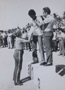 María de los Ángeles premiando a la pareja de Carreras por Equipos (F2C) compuesta por Ricardo Arencibia Martín y Víctor M. Carrasco Morejón, competidores de Ciudad de La Habana. Competencia Nacional de Vuelo Circular celebrada en Guantánamo del 23- 28 de Mayo de 1989 cuando obtuvieron el 1er lugar. 